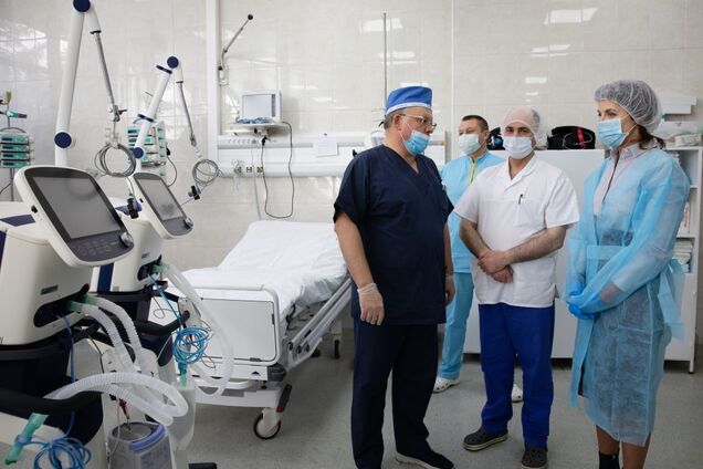 Дружина Порошенка передала київській лікарні відновлені апарати ШВЛ. Фото