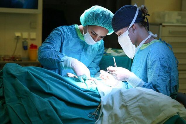 Медики провели складну операцію військовому, якого на вертольоті доставили в Дніпро