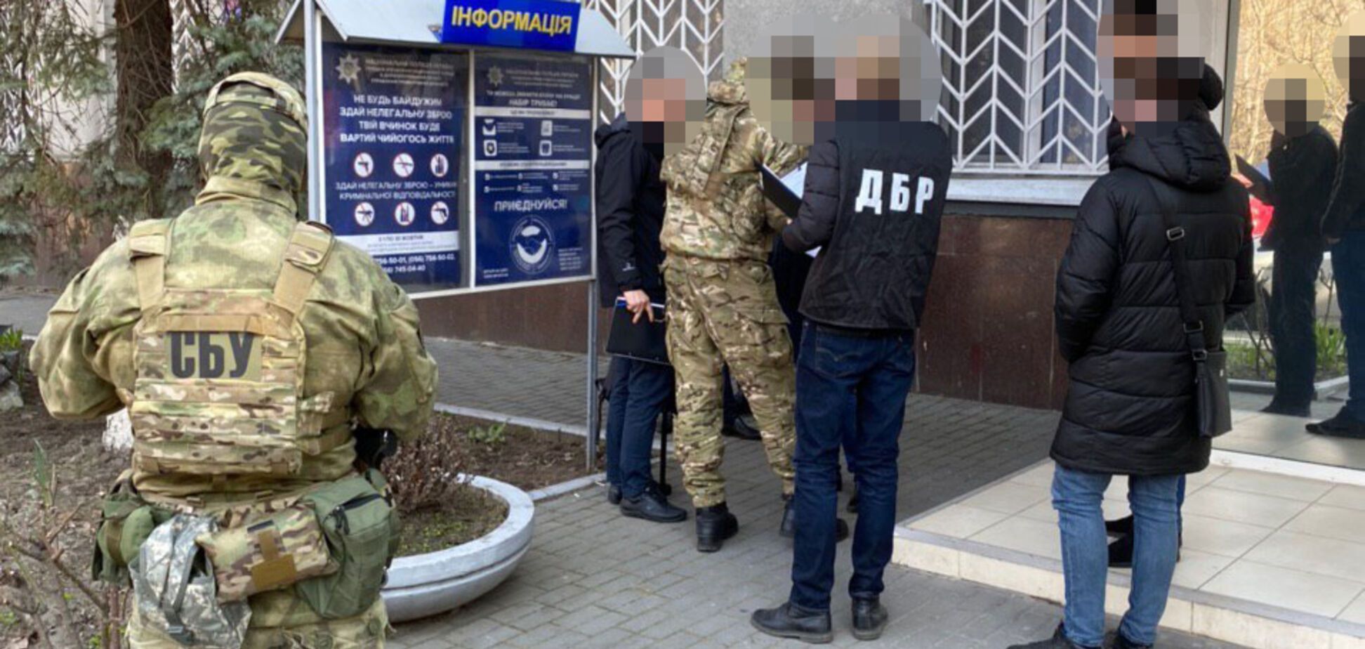 На Днепропетровщине полицейские за взятки выдавали разрешение на оружие: их задержали