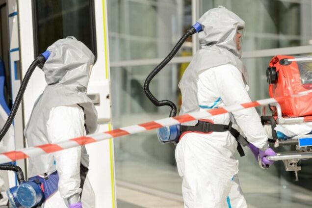 Пара украинцев с коронавирусом ехала в поезде и такси в Днепр: медики забили тревогу