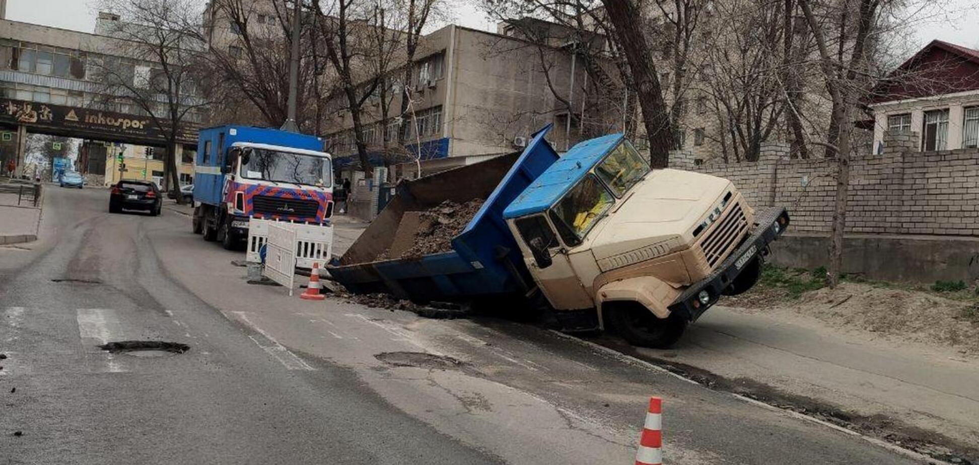 У Дніпрі вантажівка провалилася під асфальт. Відео