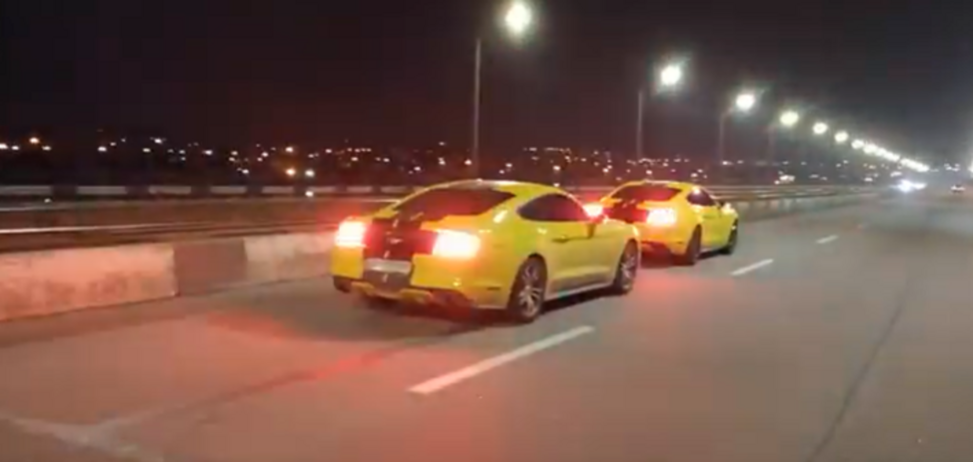 У Дніпрі власники елітних машин влаштували аварію під час нічних гонок на мосту