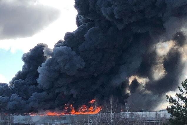 У Росії спалахнула страшна пожежа на заводі: моторошне відео