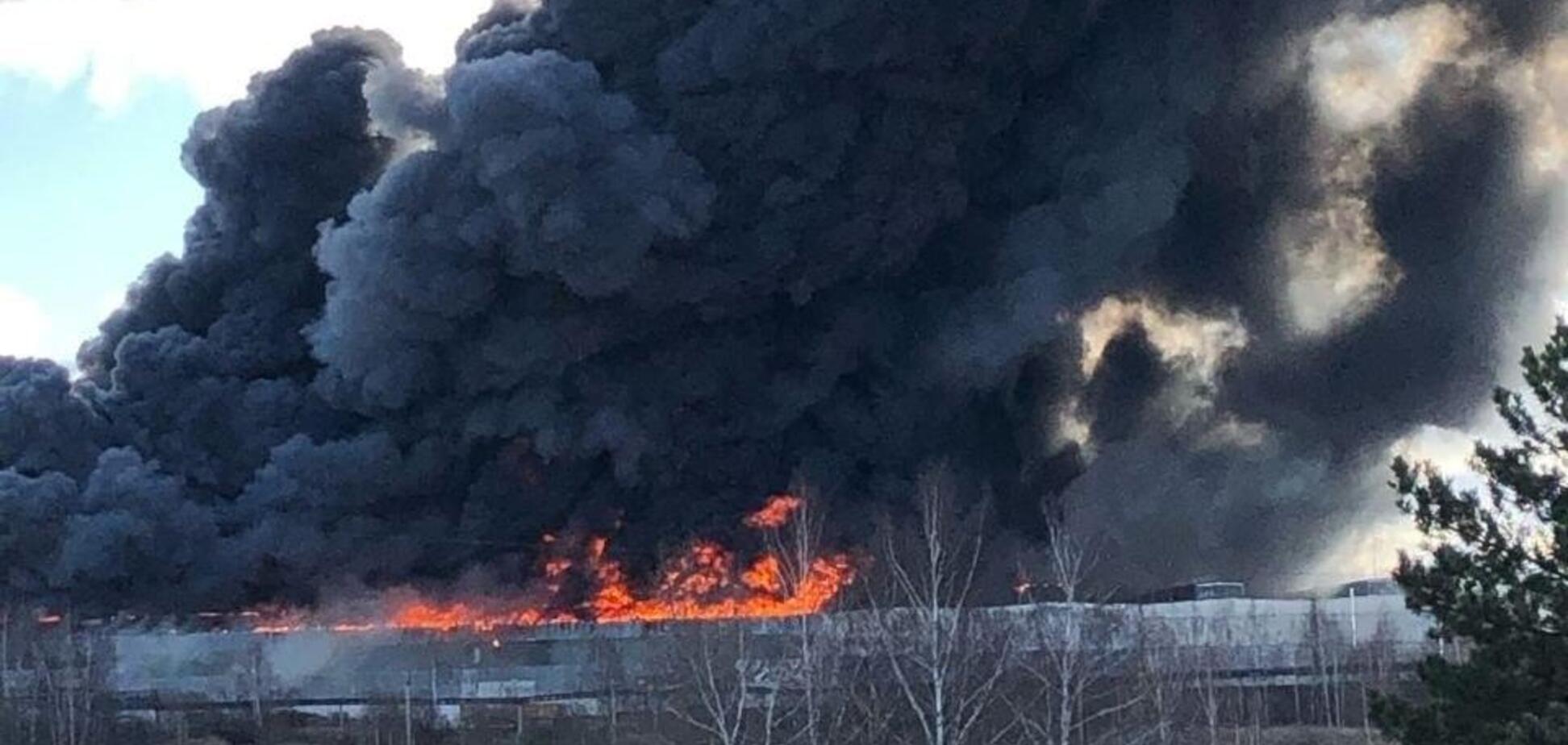 У Росії спалахнула страшна пожежа на заводі: моторошне відео