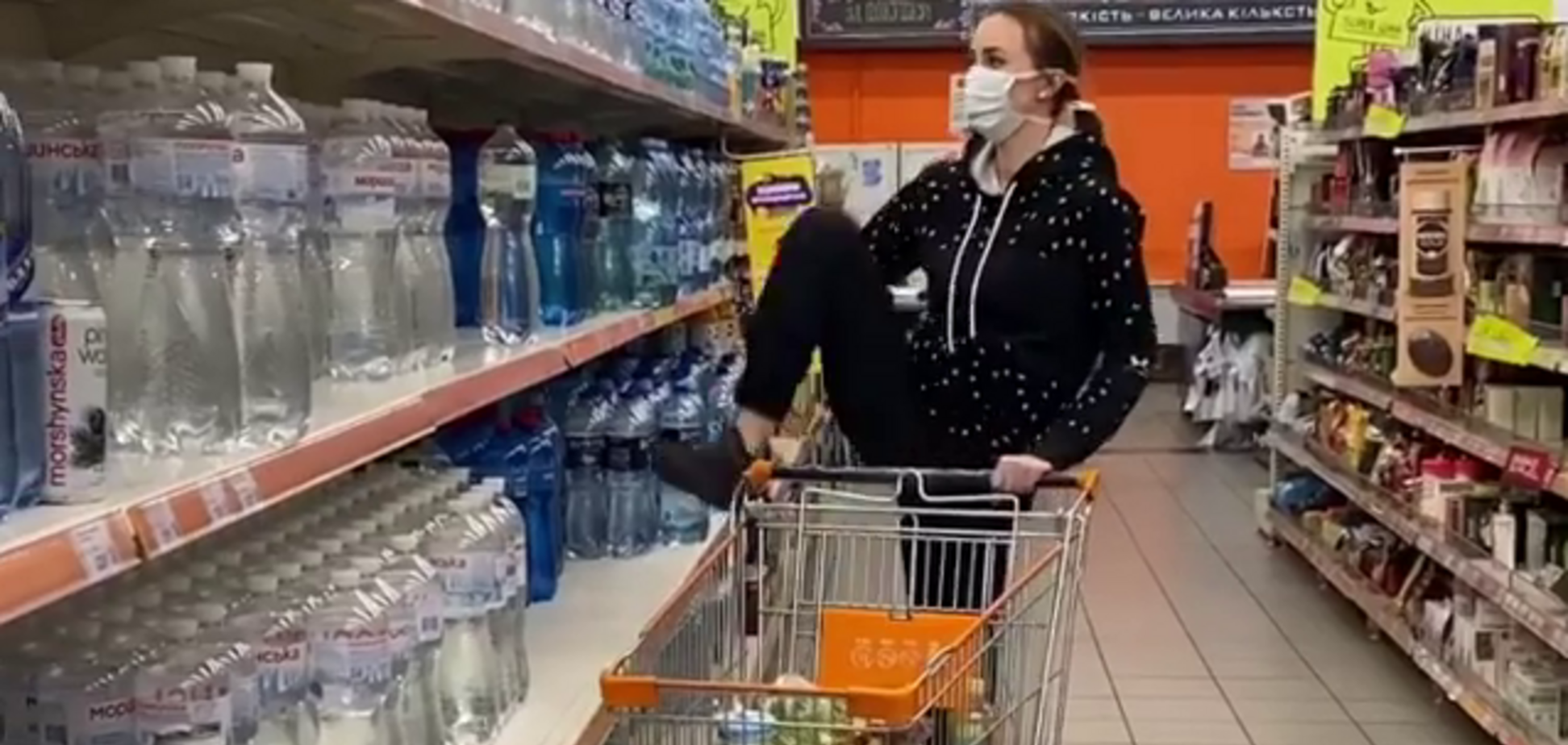 Різатдінова сiла на шпагат посеред київського супермаркету