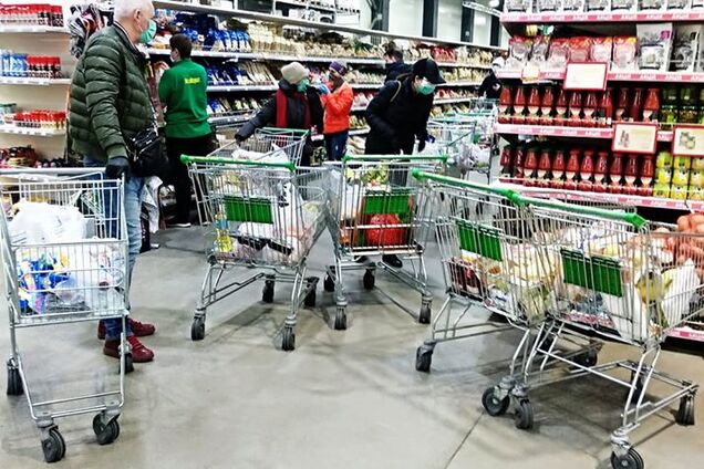 В Киеве ввели жесткие правила в супермаркетах: на входе проверят всех, а продавать на развес запретили