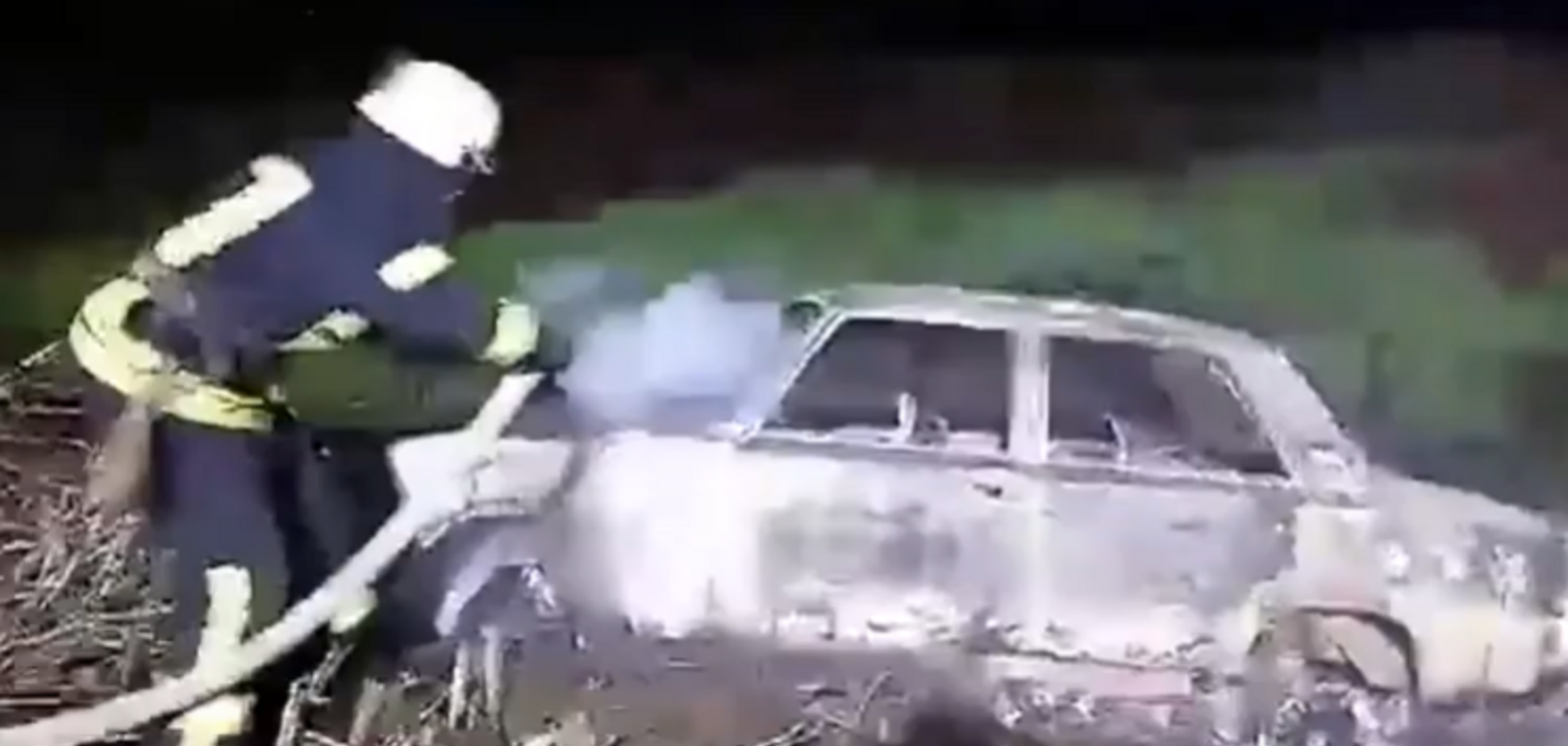 Під Дніпром посеред степу в автомобілі згоріла людина. Відео