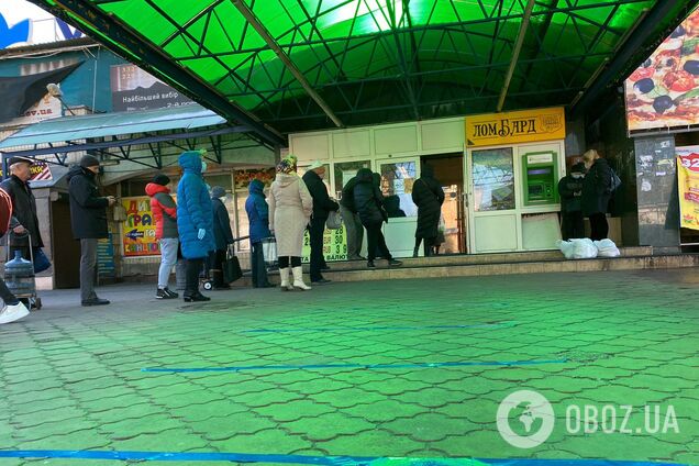 В Киеве возле супермаркета люди не придерживаются карантина