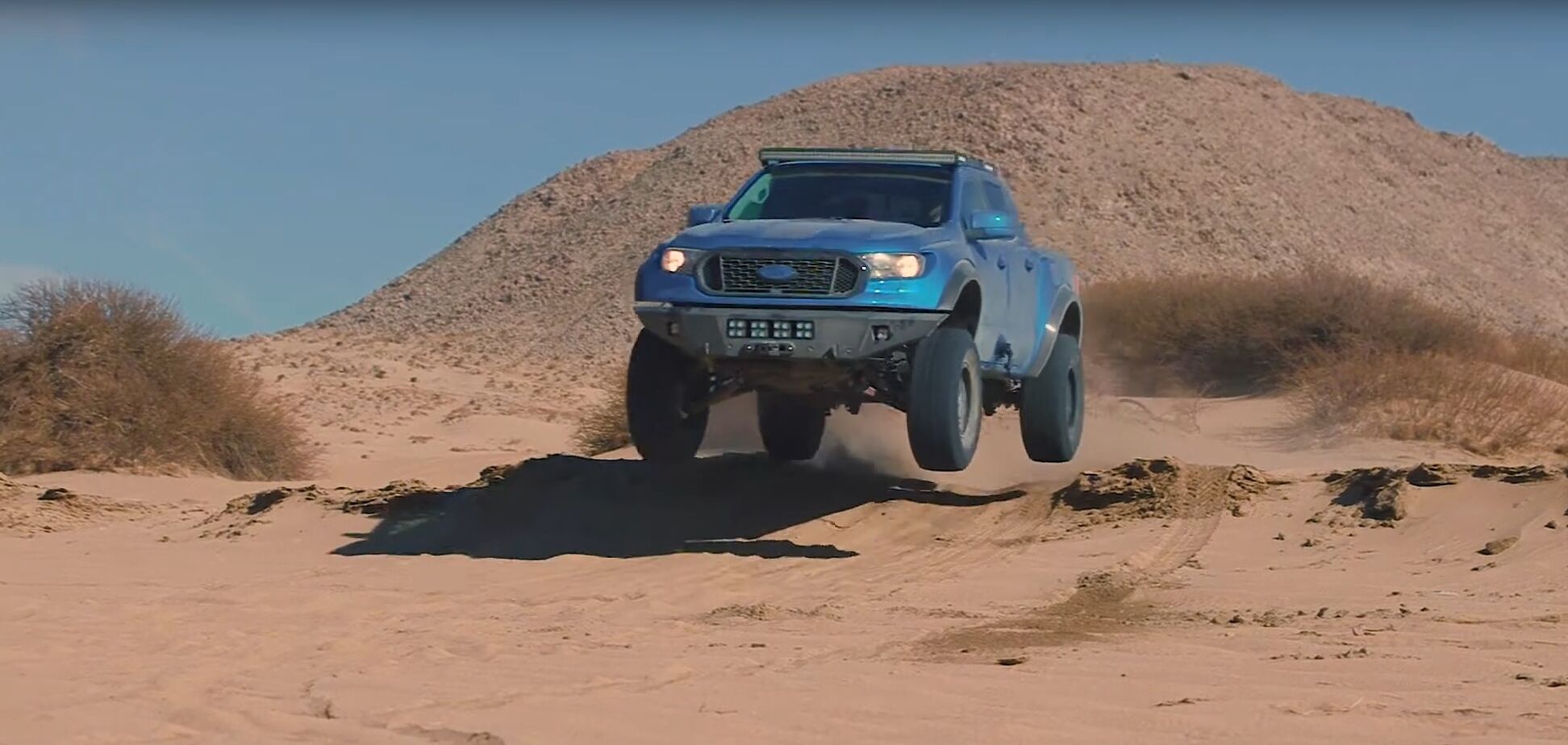 Пикап Ford Ranger научили летать. Видео