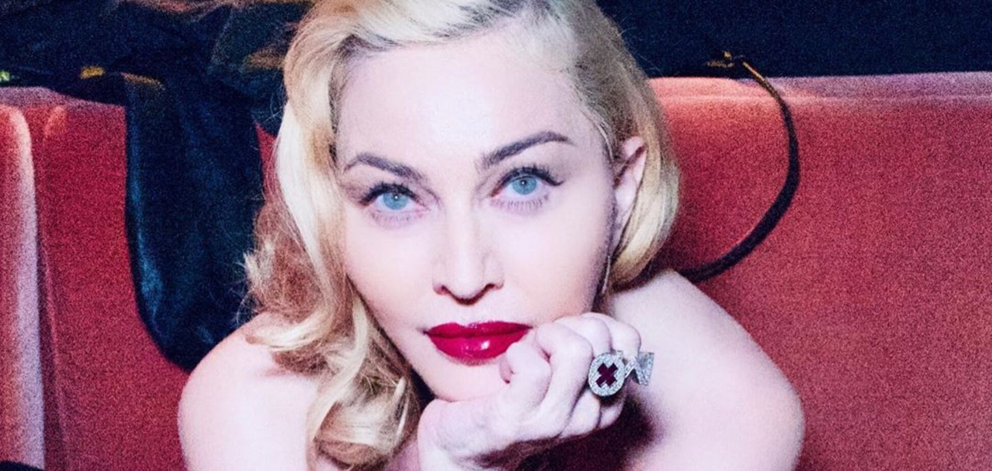 Гола Мадонна висловилася про коронавірус у ванній: пікантне відео