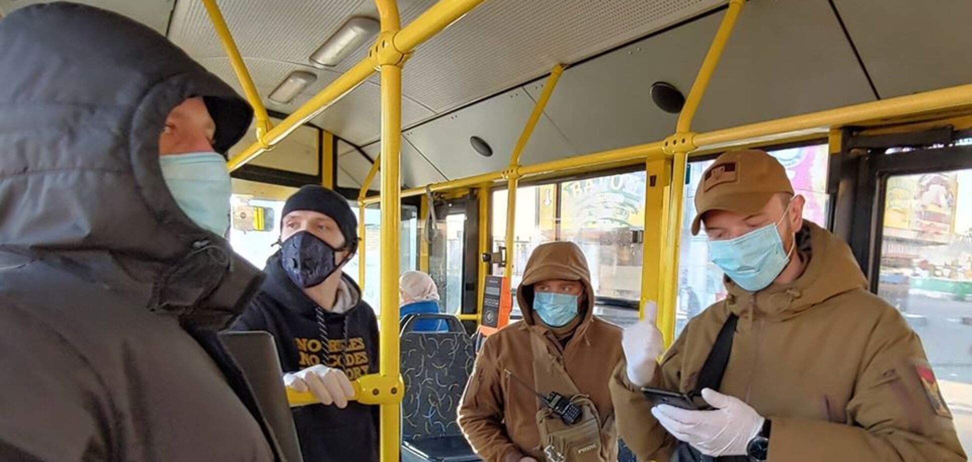 У Києві зупинили транспорт: ультраправі перевіряють документи