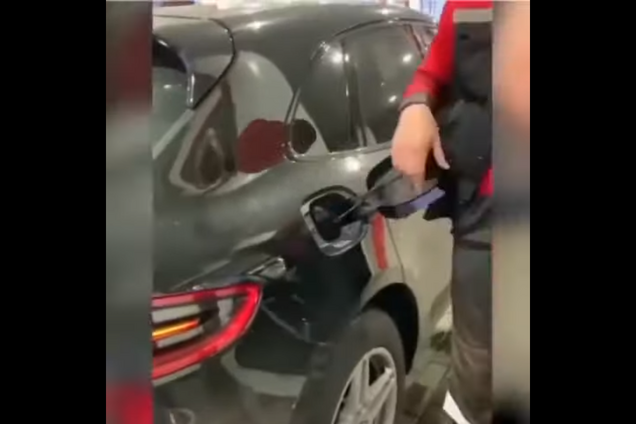 Пьяный заправщик залил не то топливо в новый Porsche. Видео