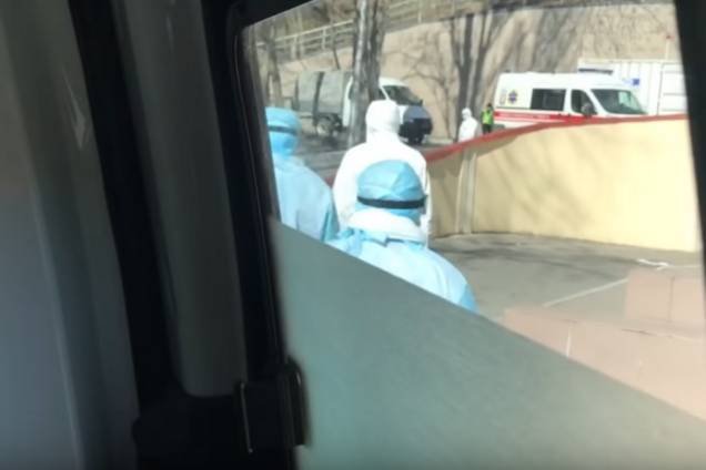 Черга з 'швидких' у Олександрівської лікарні в Києві