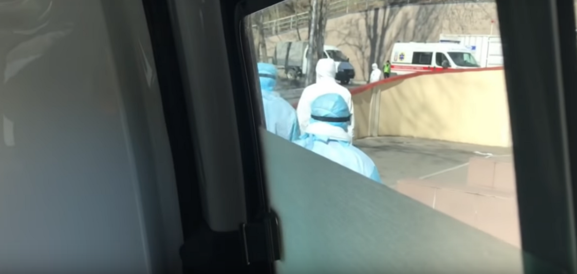 Очередь из 'скорых' у Александровской больницы в Киеве