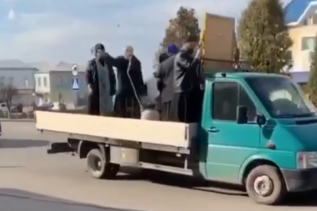 Священники кропят улицы городов святой водой