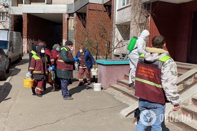 Дезинфекцию подъездов в Киеве показали на фото: с масками и разбрызгивателем