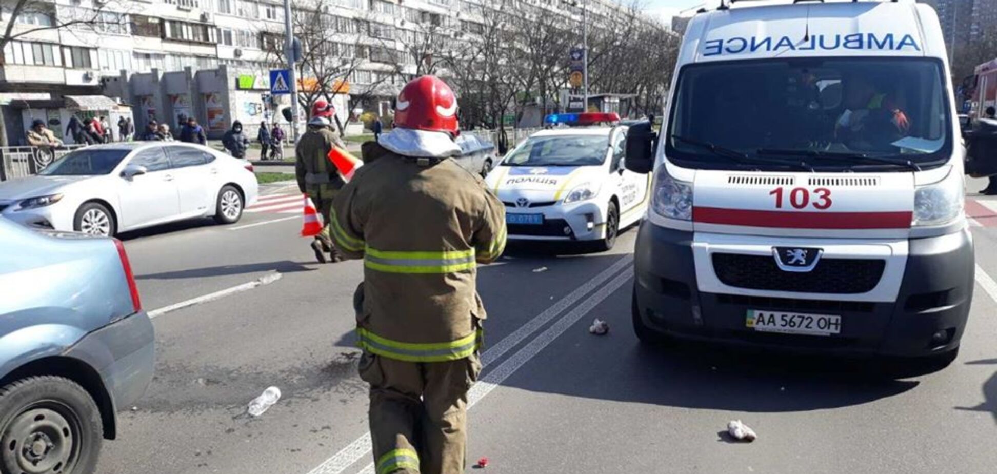 У Києві таксі збило маму з дитиною на переході