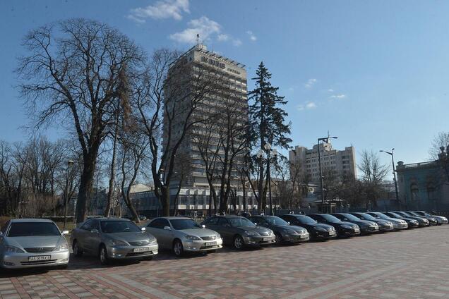 Рада передала 25 авто больницам Киева