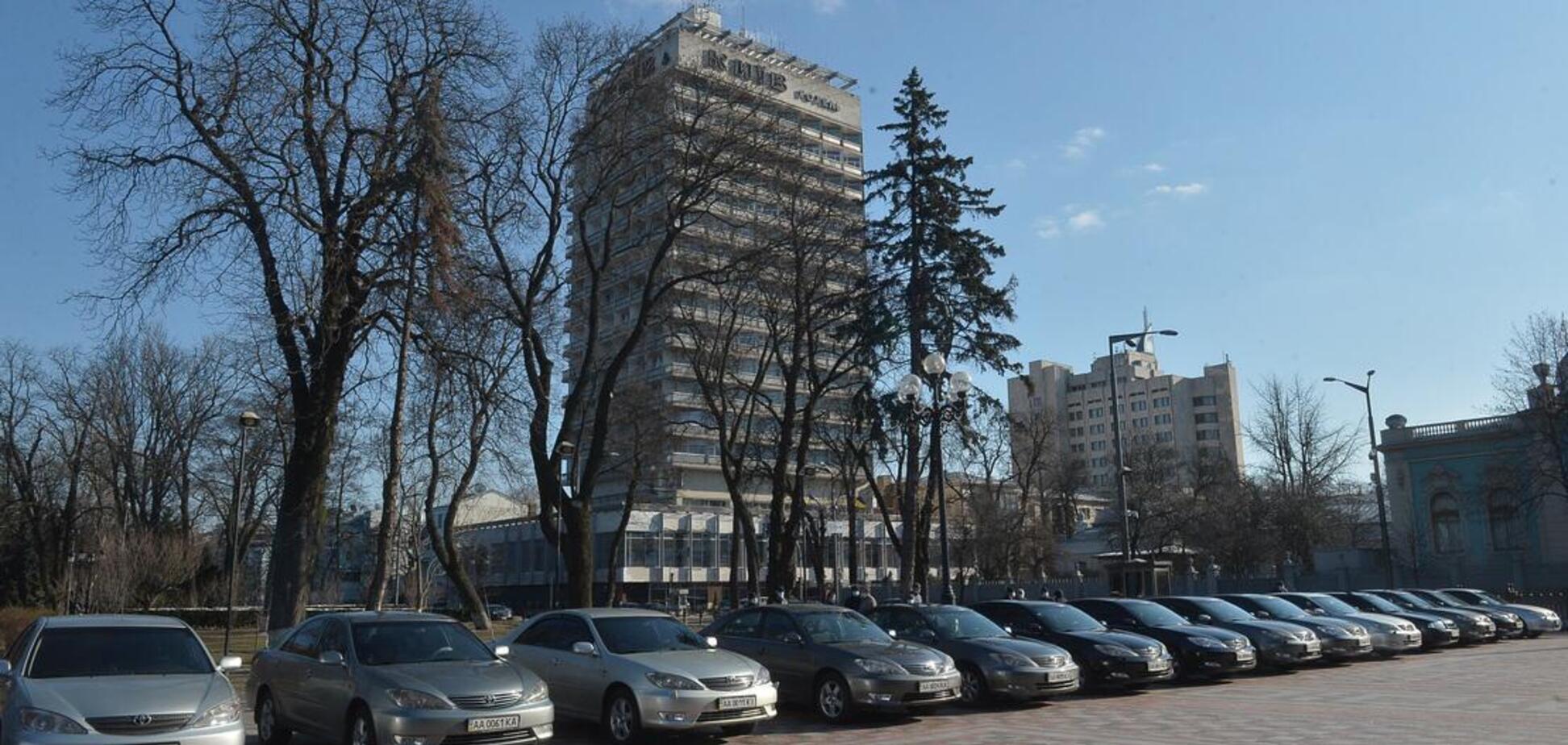 Рада передала 25 авто больницам Киева