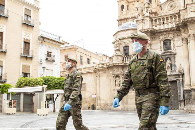 Пустые улицы и патрули армейцев: эксклюзивные фото охваченной коронавирусом Испании