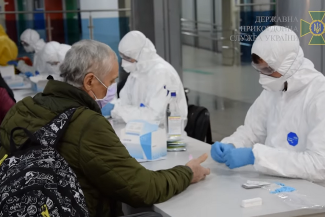 Пассажирам "Борисполя" на месте делают экспресс-тесты на COVID-19. Видео