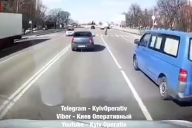 Протащил ребенка под авто: появилось видео жуткой аварии в Киеве | OBOZ.UA