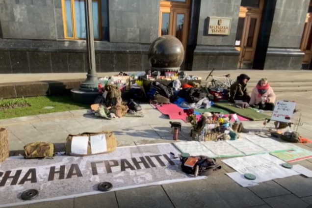 Под офисом Зеленского устроили митинг во время карантина