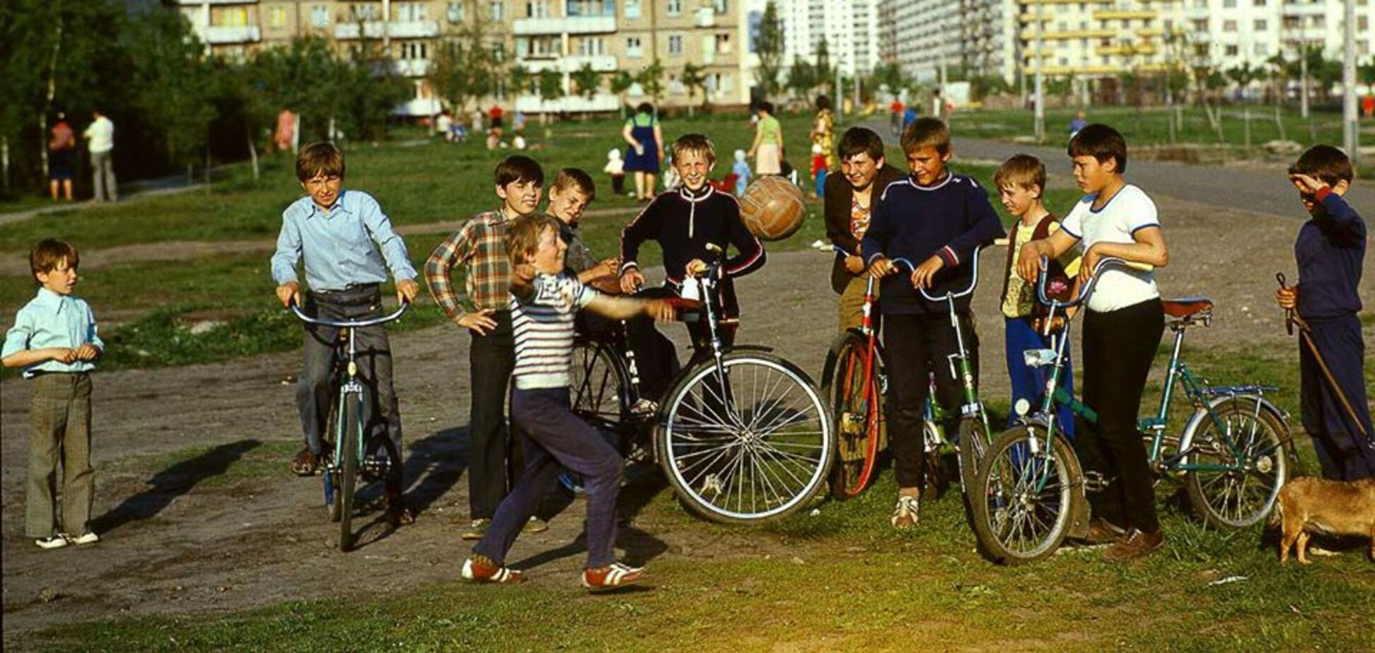 Фото дітей з велосипедами у Києві 40 років тому розчулило мережу