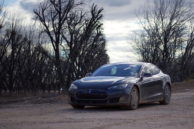 Tesla с пробегом 235 000 км: что произошло с её батареей
