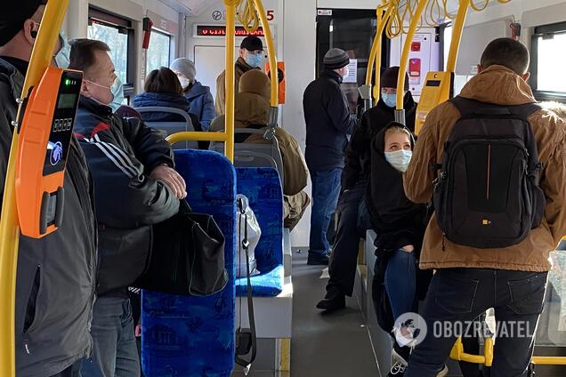 В Киеве транспорт начали впускать больше людей
