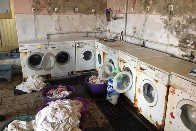 Сирість, бруд і обсипаються стіни: в мережу потрапили шокуючі фото з Хустської райлікарні