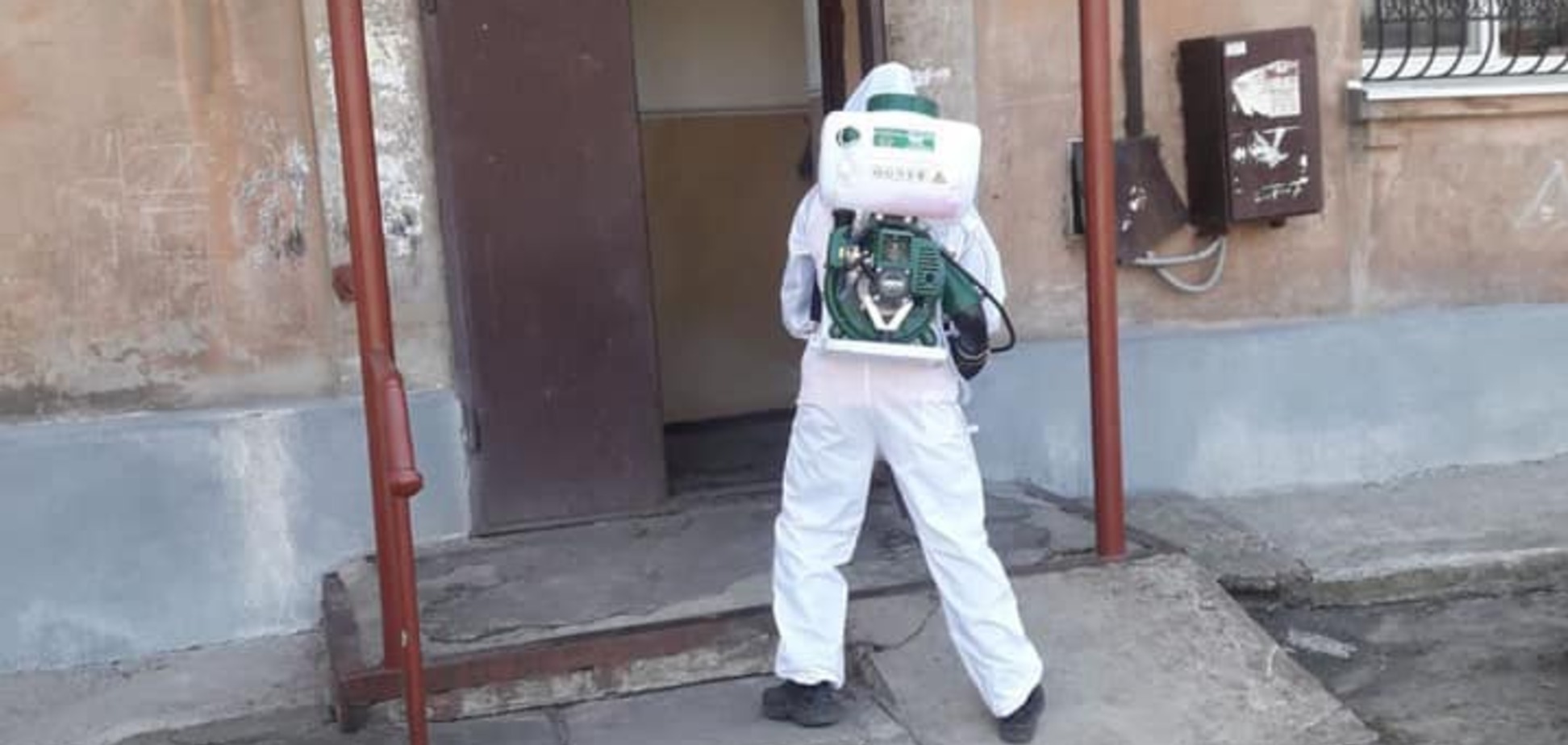 В Днепре коммунальщики в защитных костюмах занялись дезинфекцией подъездов. Фото