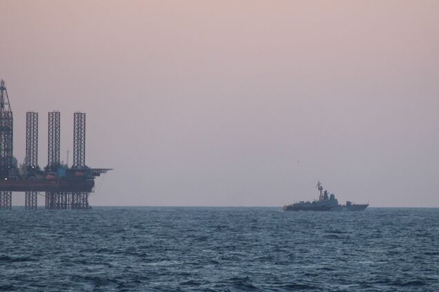 Росія під прикриттям військових кораблів краде український газ у Чорному морі