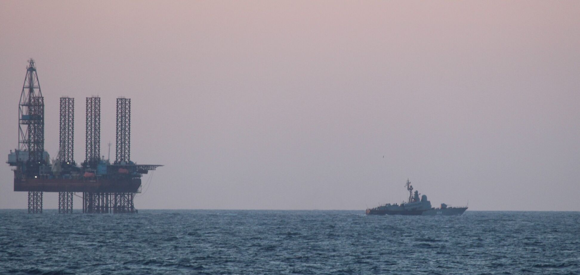 Россия под прикрытием военных кораблей ворует украинский газ в Черном море