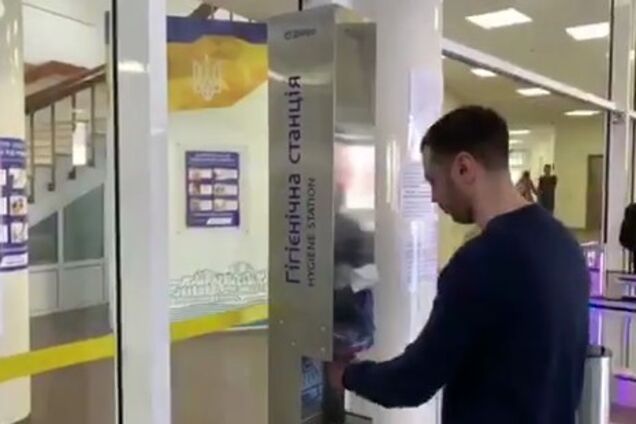 Для боротьби з вірусом: у міськраді Дніпра встановили сучасні гігієнічні станції. Відео