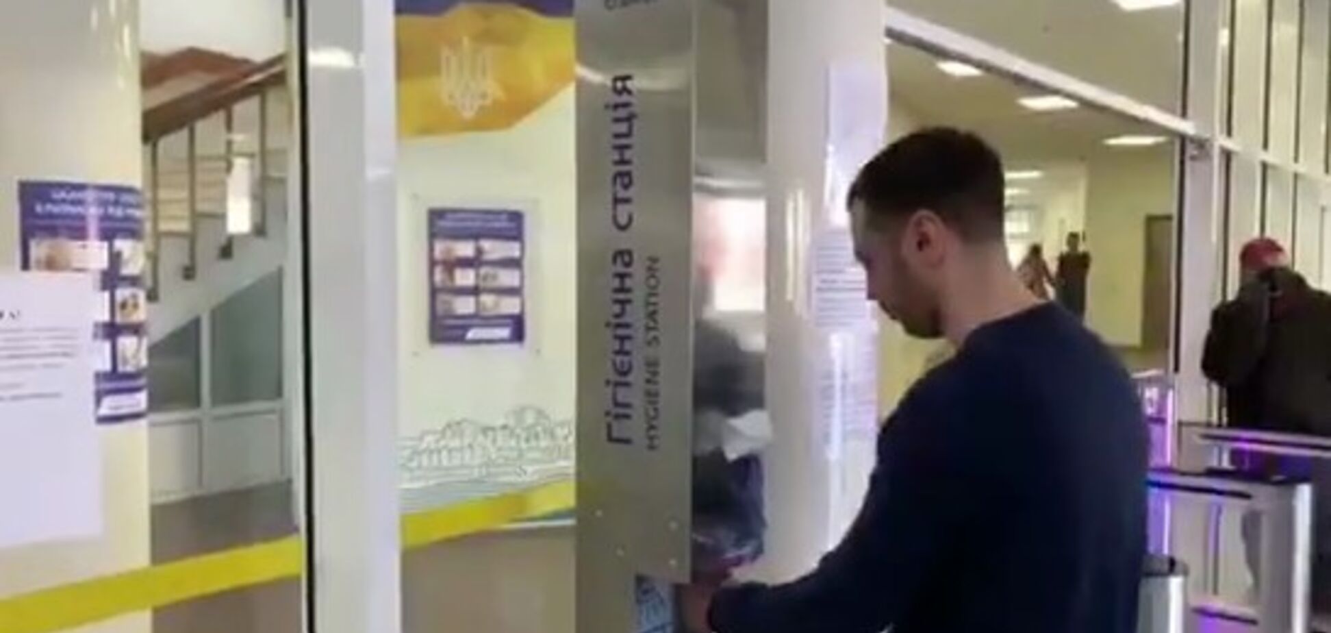 Для боротьби з вірусом: у міськраді Дніпра встановили сучасні гігієнічні станції. Відео