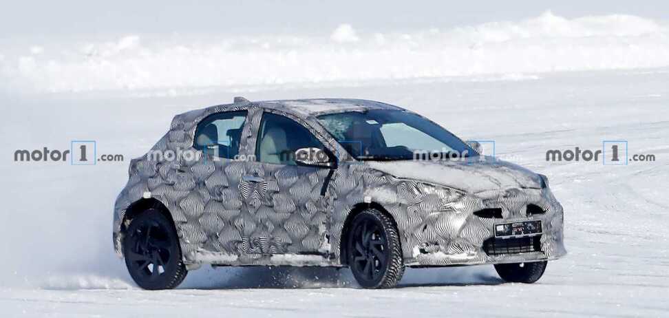 Самый маленький кроссовер Toyota: первые живые фото