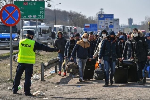 Поляки зняли з повітря багатотисячний натовп українців на кордоні. Вражаючі фото