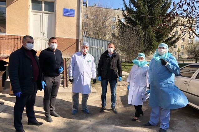 Фонд Порошенко передал оборудование в эпицентр коронавируса на Тернопольщине