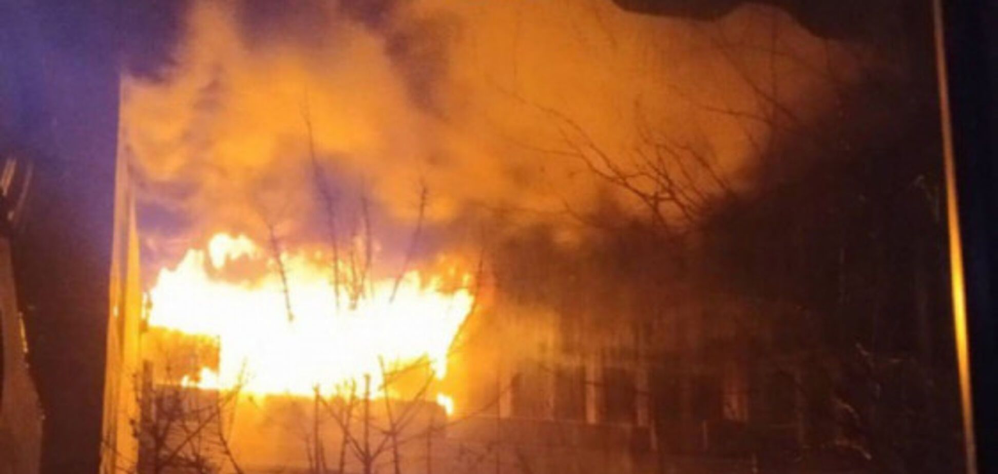 В масштабном пожаре в Одессе пострадали двое спасателей