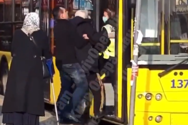 В Киеве пенсионера без маски вытолкали из троллейбуса. Видео