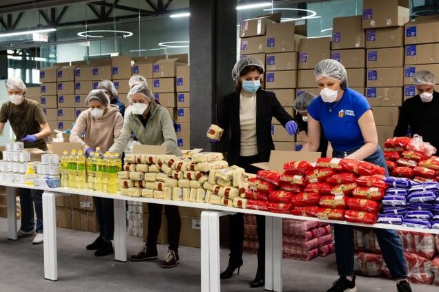 Фонд Петра Порошенко отправил пенсионерам и людям с инвалидностью тысячи продуктовых наборов