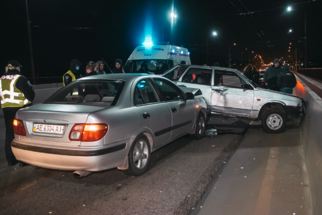 У Дніпрі на мосту Nissan врізався в ВАЗ: постраждала вагітна жінка. Відео