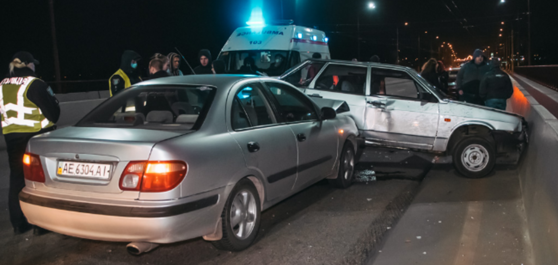 У Дніпрі на мосту Nissan врізався в ВАЗ: постраждала вагітна жінка. Відео