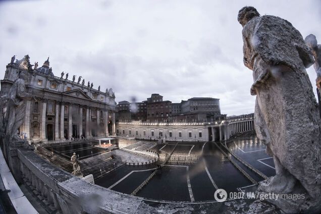 Папа Римский Франциск помолился о спасении мира от пандемии на пустой площади. Фото и видео