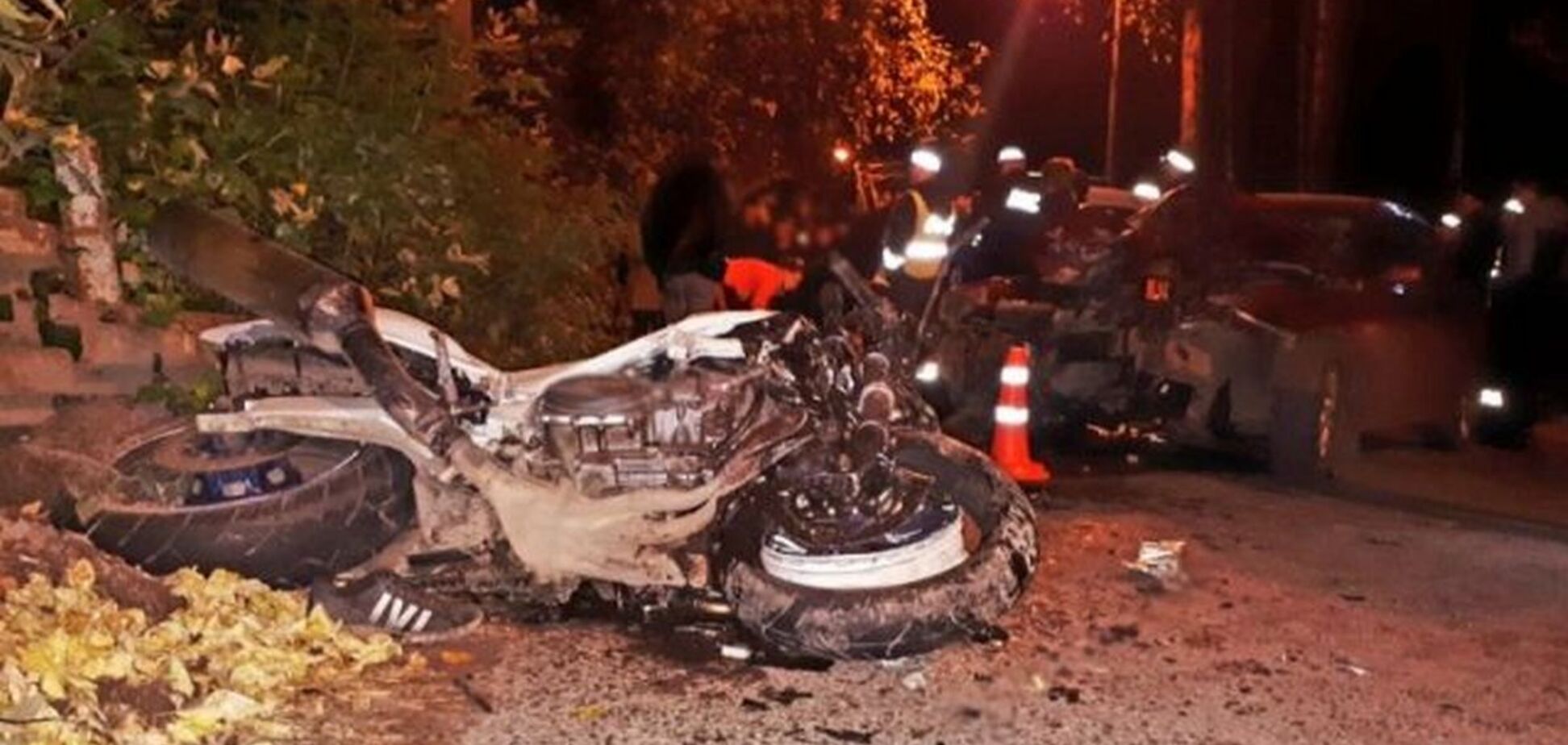 Під Дніпром мотоцикл з трьома людьми влетів у паркан: постраждало двоє дітей