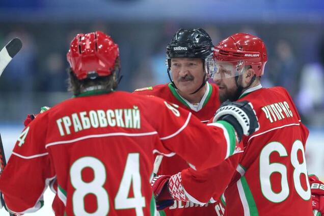 Лукашенко о пандемии: 'С хоккеистами руки пожимаем, колошматим друг друга'