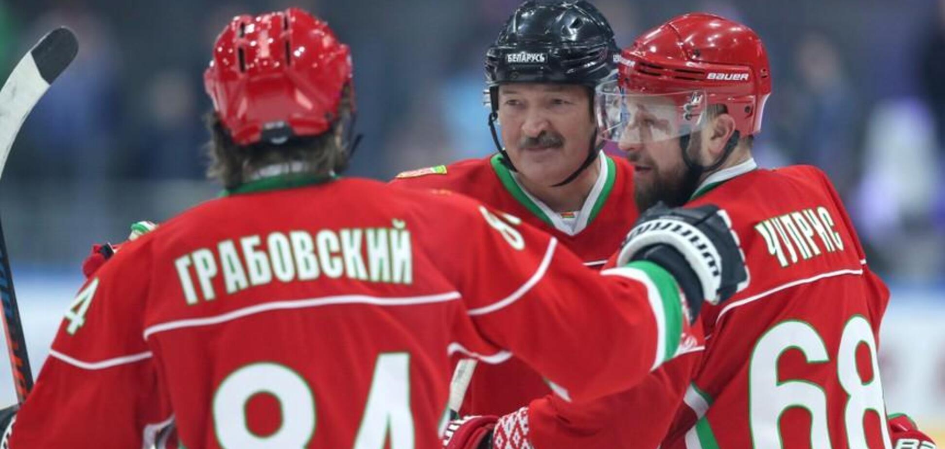 Лукашенко о пандемии: 'С хоккеистами руки пожимаем, колошматим друг друга'