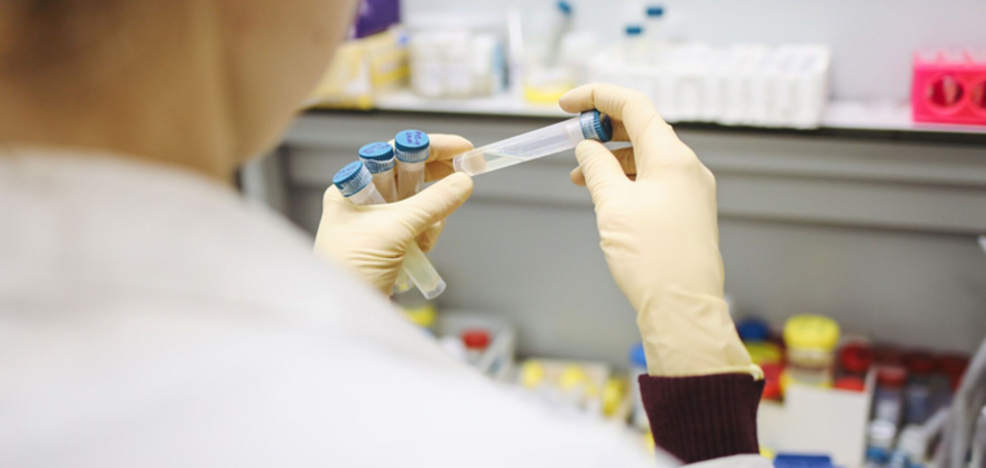 В Україні приватні клініки запаслися платними тестами на коронавірус: як пройти
