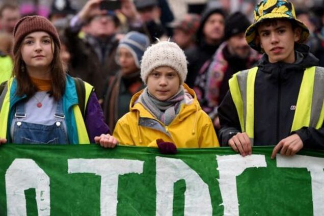 Грету Тунберг в Европе обвинили в лицемерии и уничтожении экологии